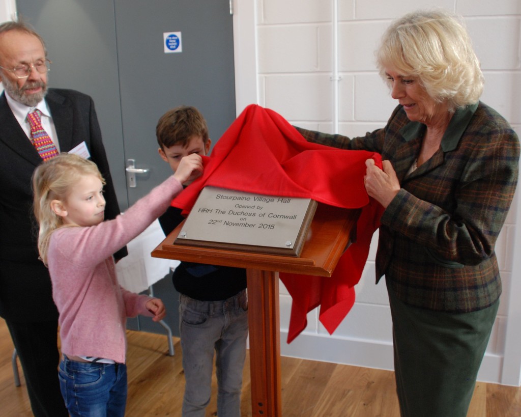  The Duchess unveils the plaque.